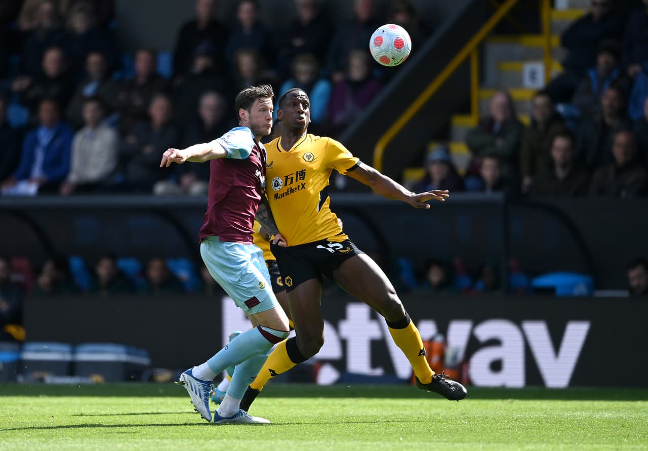El delantero checo Matěj Vydra marcó la solitaria anotación con la que el Burnley derrotó a los Wolves.