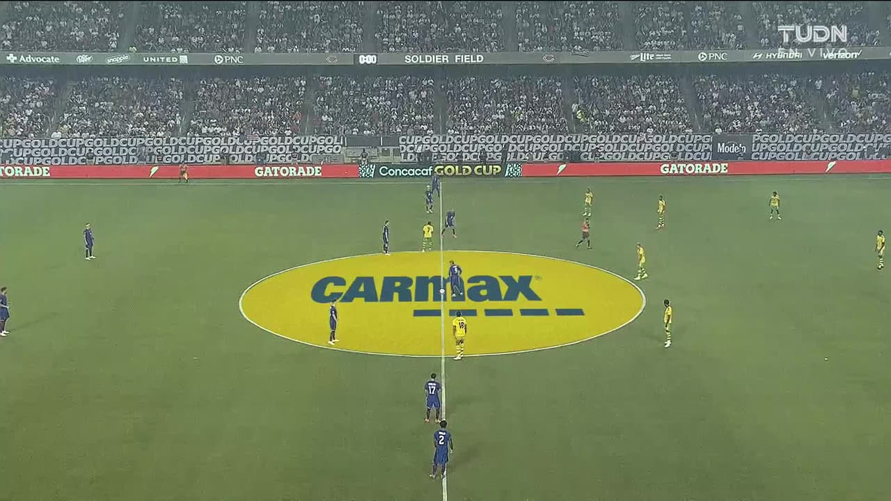 Arranca el partido y la pelota está en juego.