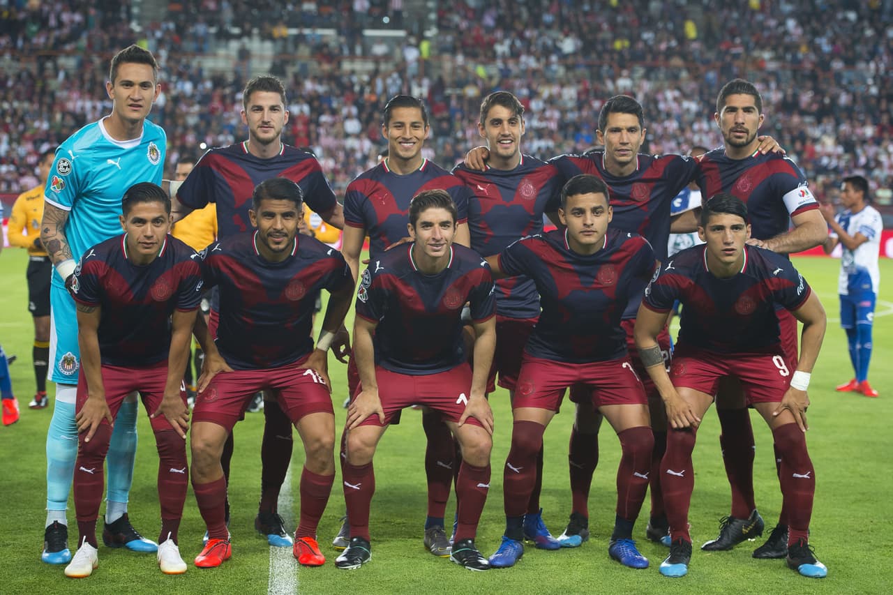 Chivas de Guadalajara y sus once jugadores iniciales para el encuentro de este sábado en el Estadio Hidalgo.