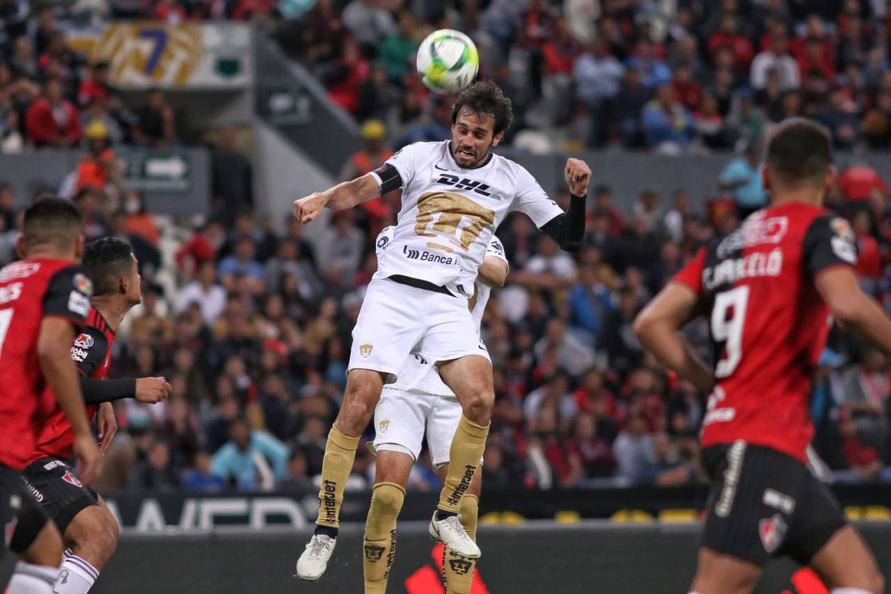 A los 84 minutos el zaguero español Alejandro Arribas se elevó de este modo en el área para impactar de esta manera el balón con la cabeza.