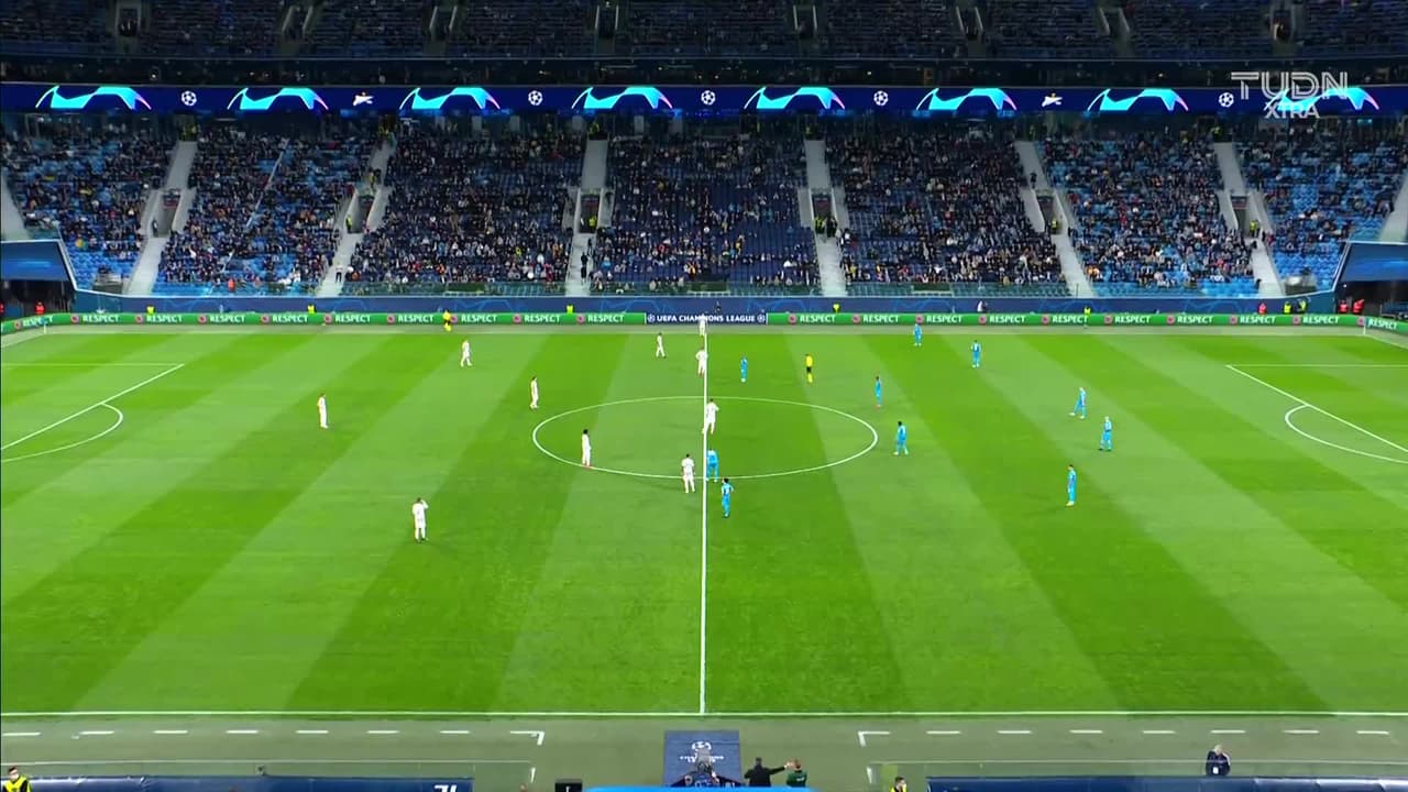 Arranca el partido y la pelota está en juego.