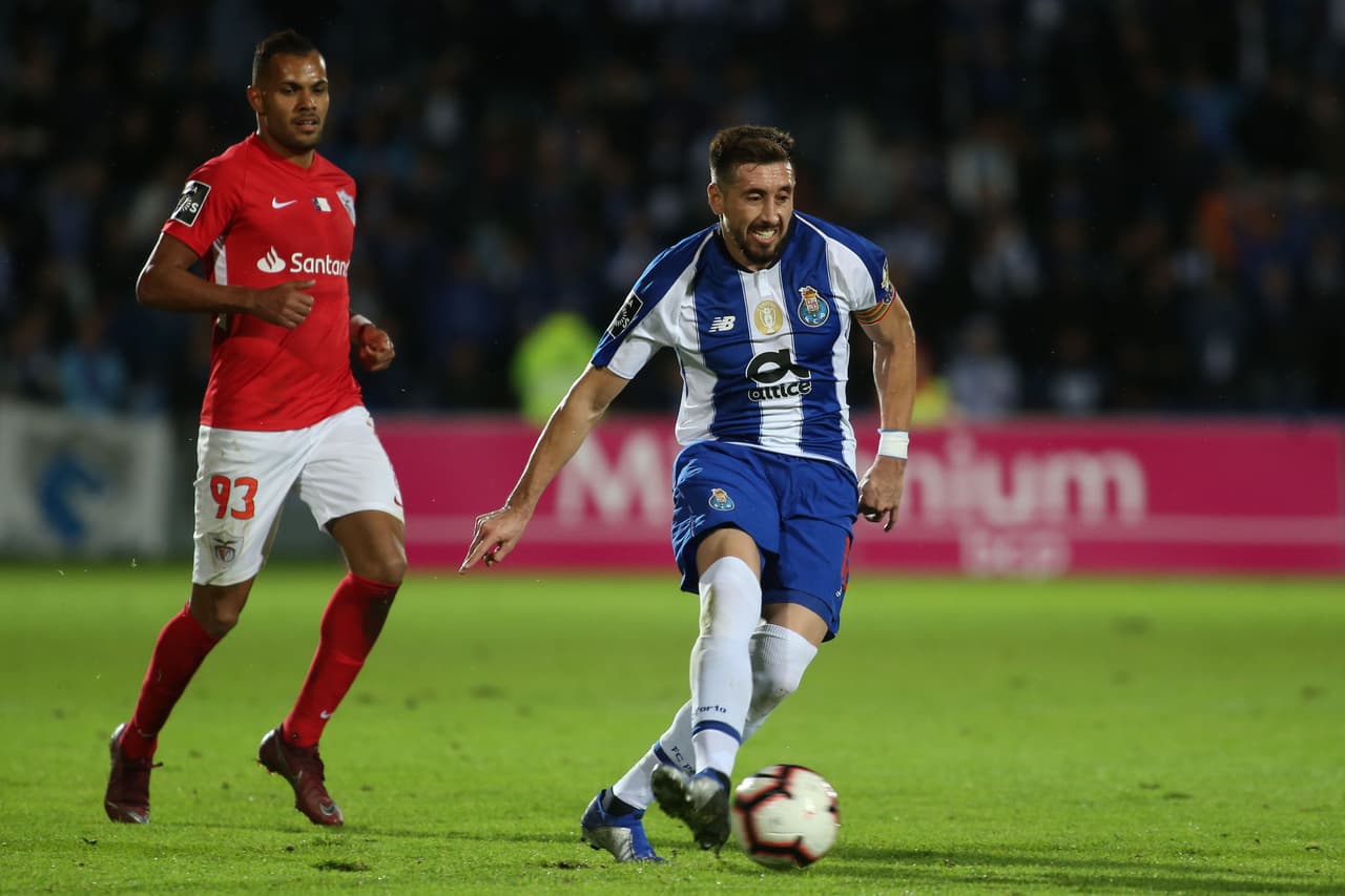 Héctor Herrera lideró el mediocampo del Porto en un juego en una cancha complicada por el mal estado.