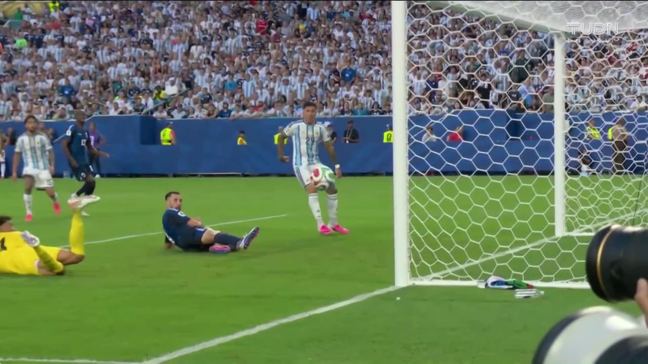 ¡Rozando el poste! Pico casi mete autogol y estremece a toda la afición argentina
