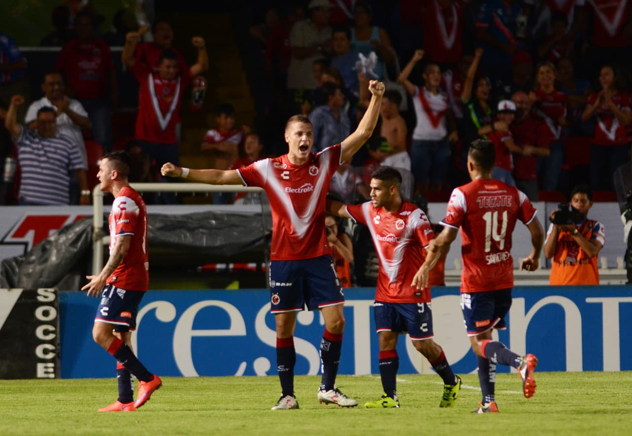 Julio Furch festeja con sus compañeros el gol que anotó ante Pachuca.