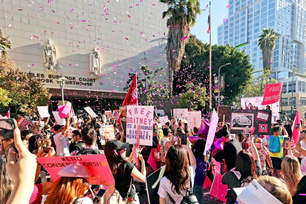 Banderas y carteles de "Free Britney" se dispararon entre la multitud, mientras se disparaban ráfagas de confeti de color rosa intenso.