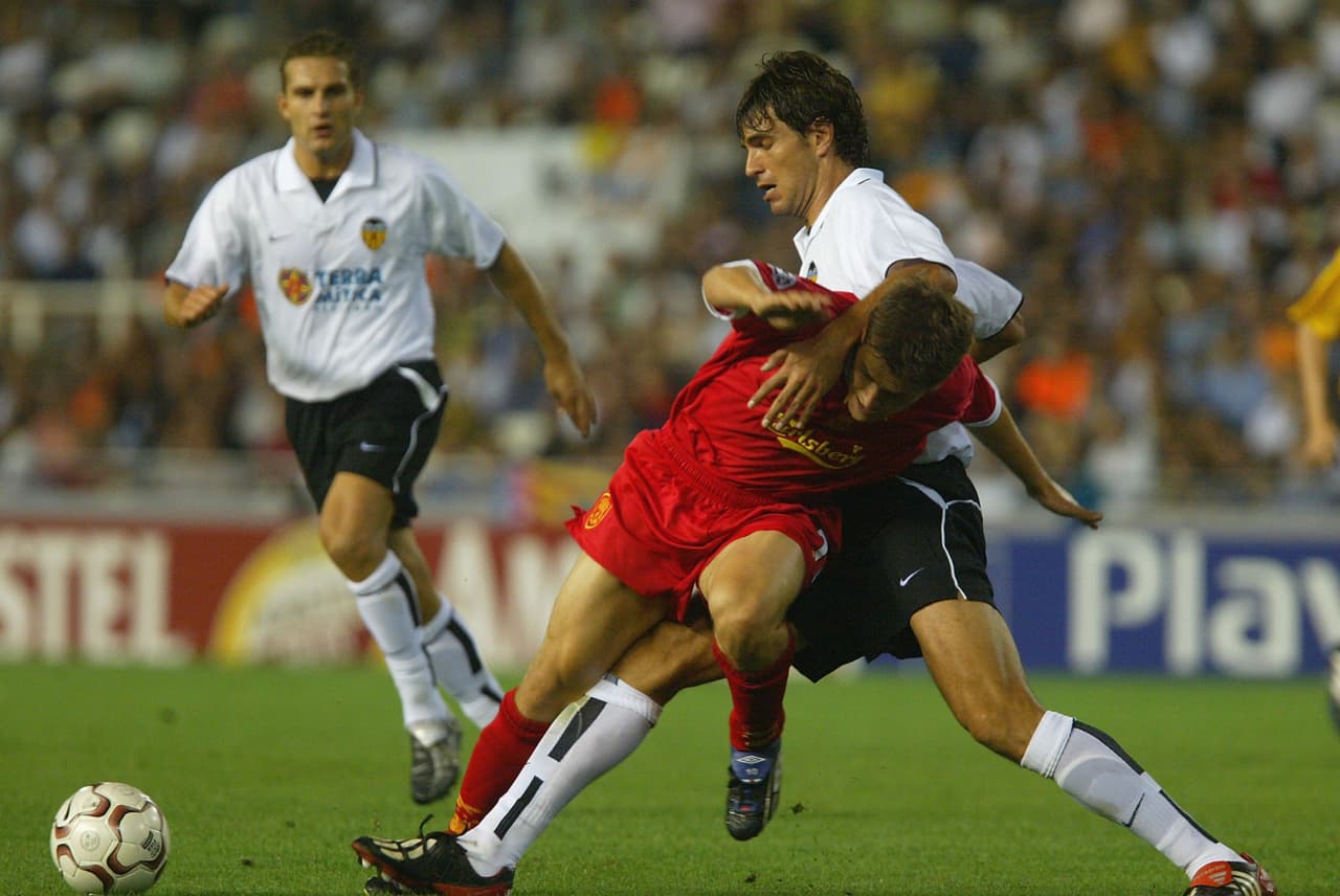 El argentino salió del equipo hacia el Liverpool inglés y fue el primer jugador de su país en jugar en el tradicional club inglés. Su popularidad en Valencia incluso le valió para ser tenido en cuenta como DT del equipo en una corta experiencia.