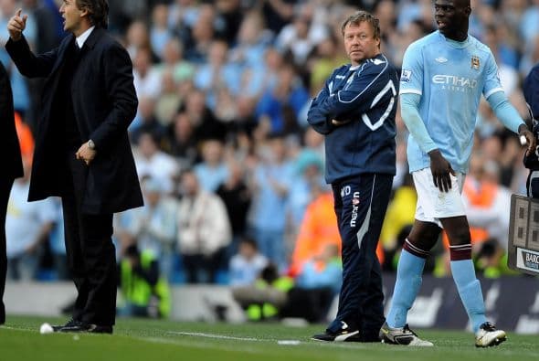 Balotelli fue sacado del campo... y no paraba de discutir, incluso con su propio técnico.