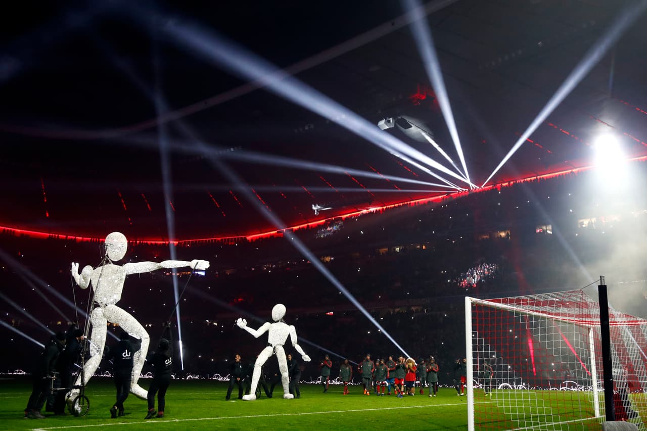 Bayern Munich organizó ante sus fanáticos una presentación llena de luces en el Allianz Arena previo al partido contra Leipzig, que dio tanto espectáculo como el propio juego de Bundesliga.