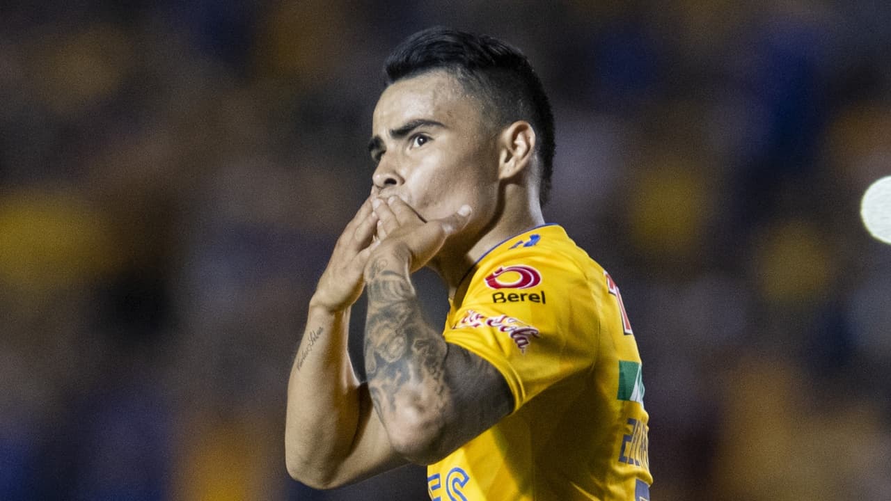 Zelarayán dispara fuera del área y hace doblete