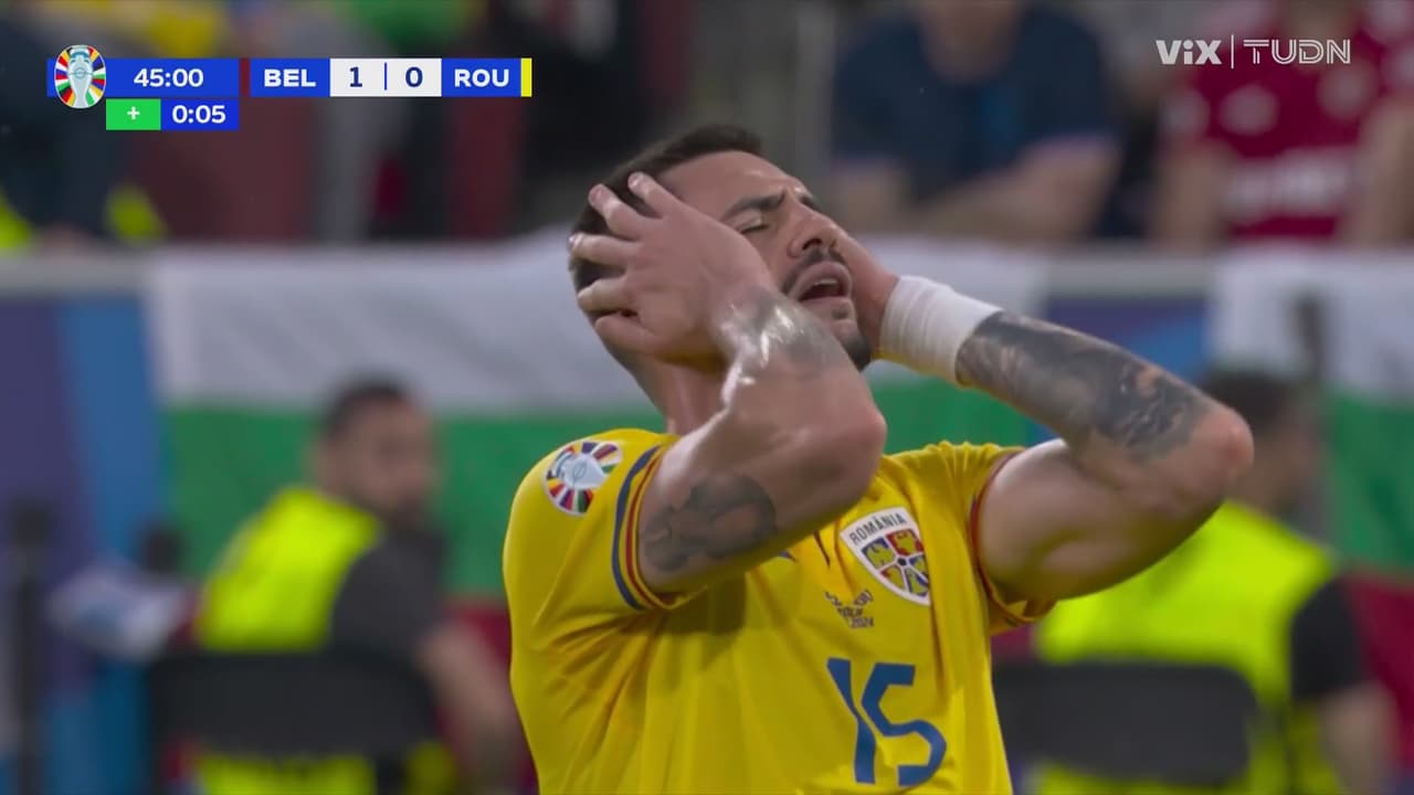 ¡A las gradas! Cabezazo desviado de Burca y Rumania se lamenta