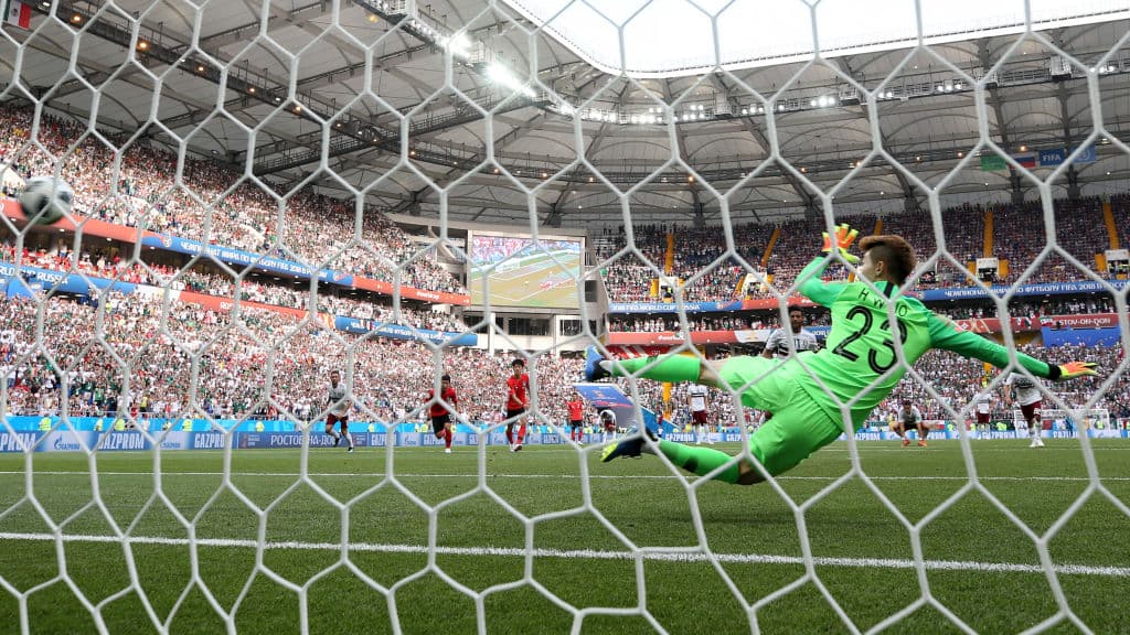 El encargado de cobrar fue Carlos Vela, que engañó al arquero coreano y puso el 1-0 en el partido.