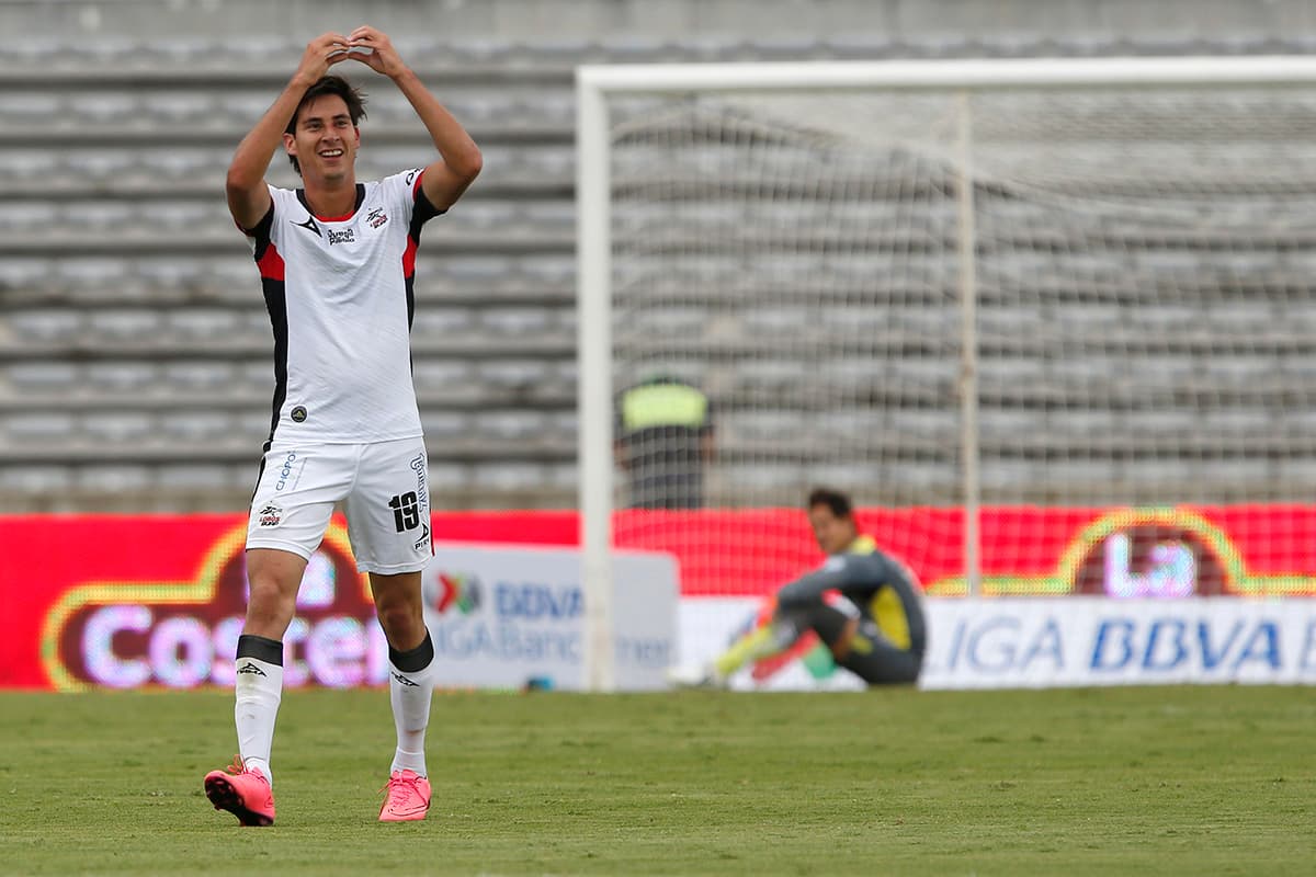 Mauro Lainez (izquierda) al minuto 70 marcó el tercer gol de los locales que suman su segunda victoria de forma consecutiva.