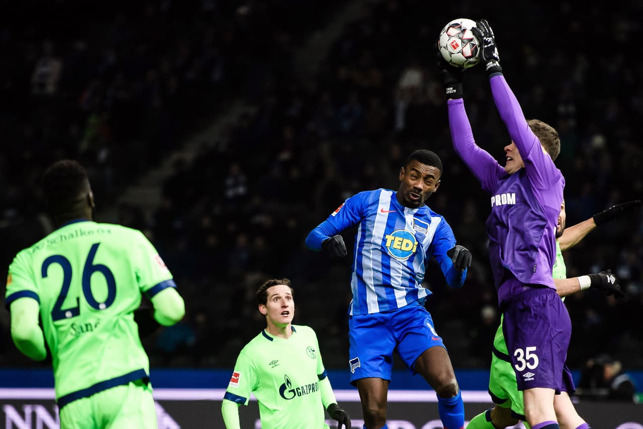 El arquero Alexander Nübel (derecha) fue clave en el complemento para resguardar el valioso empate 2-2 para el Schalke 04.