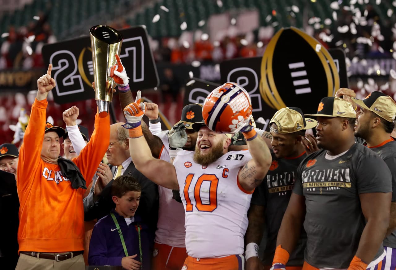 Los Clemson Tigers celebraron por todo lo alto tras ganarle 35-31 a Alabama Crimson Tide el National Championship Game de la NCAA que los acredita como campeones mundiales del fútbol americano colegial.