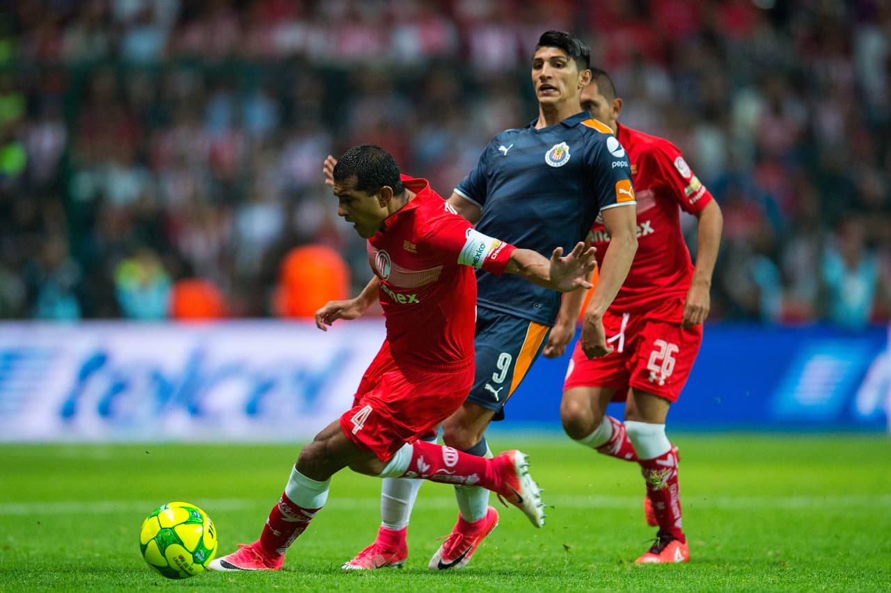 Los últimos minutos del primer tiempo fueron de intensa presión de Chivas, pero Talavera se vistió de héroe nuevamente.