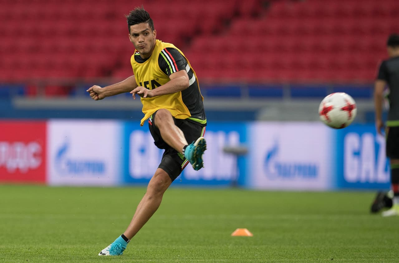 También hubo tiempo para trabajar definición y Raúl Jiménez fue uno de los jugadores que se atrevió a rematar.