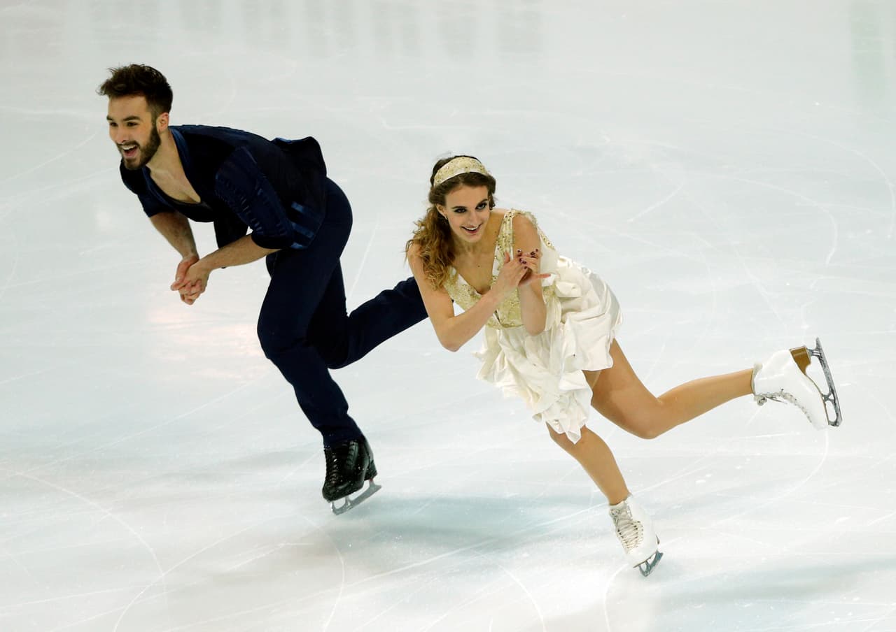 La presencia escénica y la capacidad física de las patinadoras es clave durante los ejercicios en pareja. Es allí donde la exigencia se hace mayor para lograr que con la fuerza y coordinación con sus compañeros se logren presentaciones espectaculares.