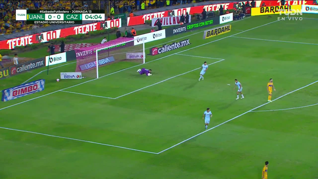 ¡TIRO ATAJADO! disparo por Sebastián Córdova.