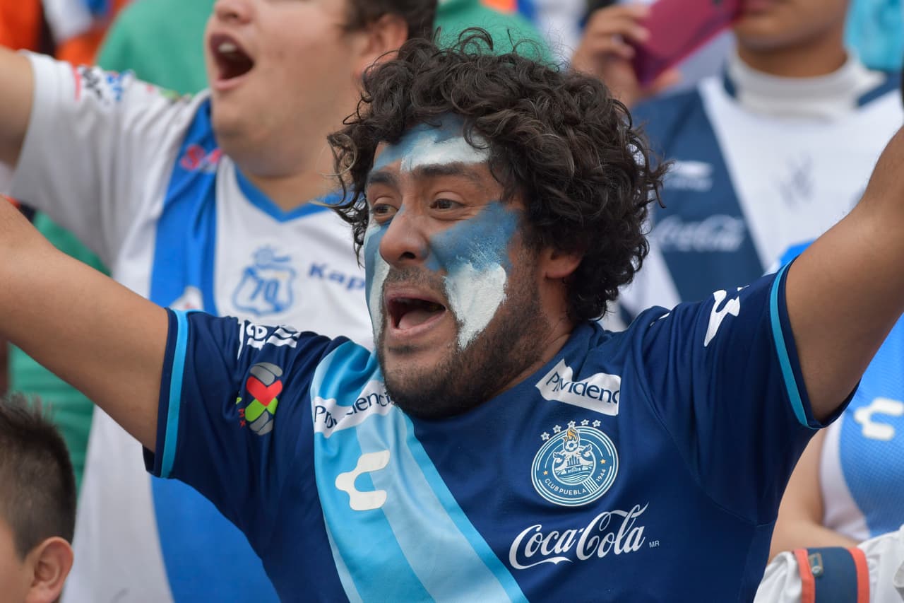 Los fanáticos llegaron al estadio Cuauhtémoc para respaldar al Puebla previo a su partido clave contra Xolos en Tijuana, al que deben vencer para meterse en la Liguilla, un sueño de los aficionados.
