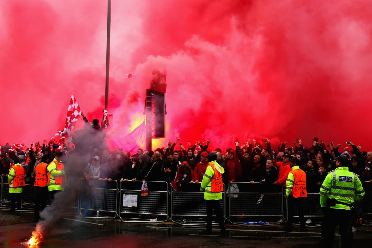 El cielo se vistió de fiesta en las calles de Liverpool, que con la presencia de los hinchas del equipo tuvieron la alegría previa al partido de ida de las semifinales de Champions League contra Roma.