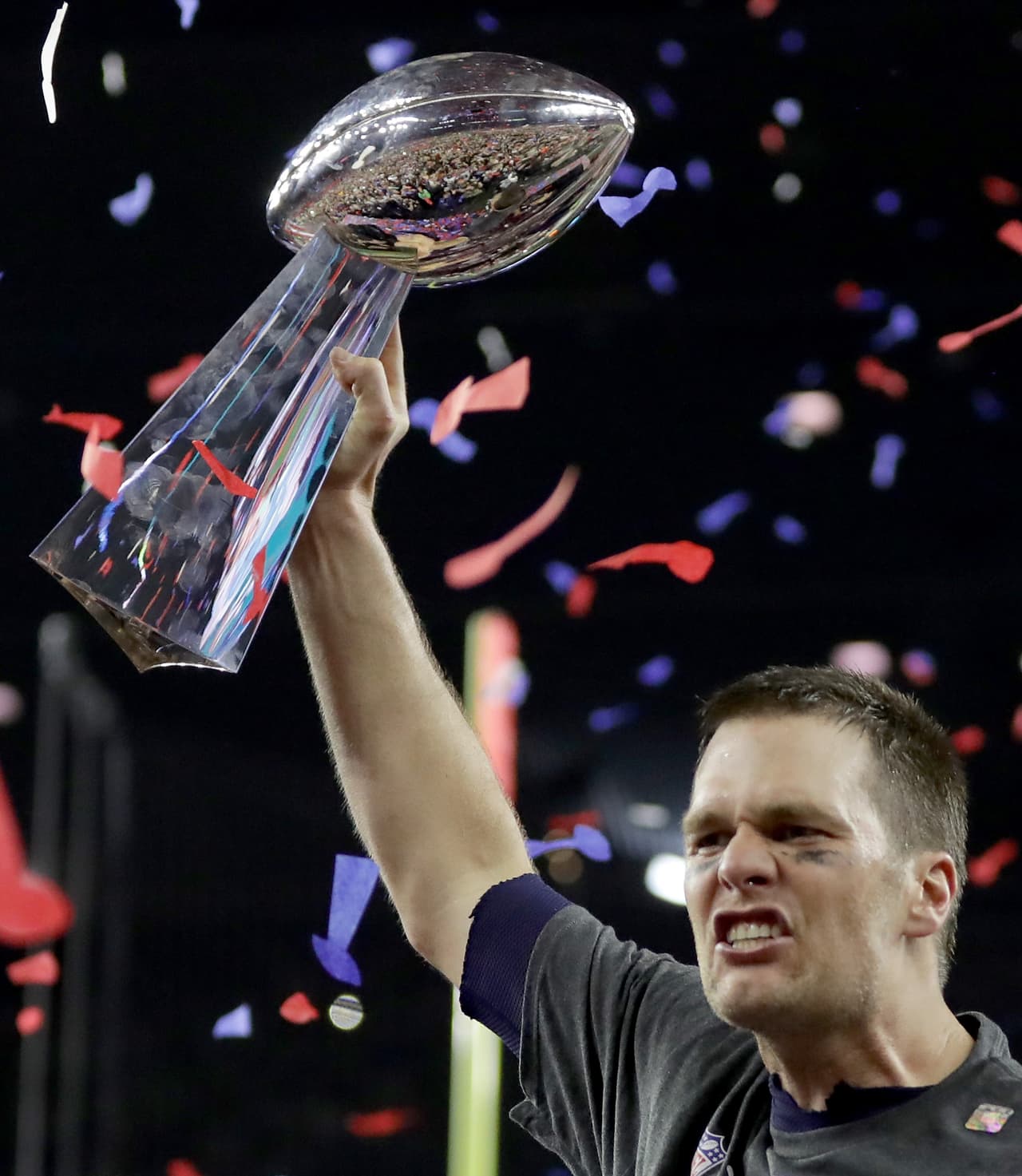 Tom Brady guió a los Patriotas de Nueva Inglaterra a ganar el Super Bowl LI 34 - 28 ante Atlanta. El mariscal de campo comandó una remontada de 25 puntos y de paso se convirtió en el único en la historia con 5 anillos de cmpeonato.