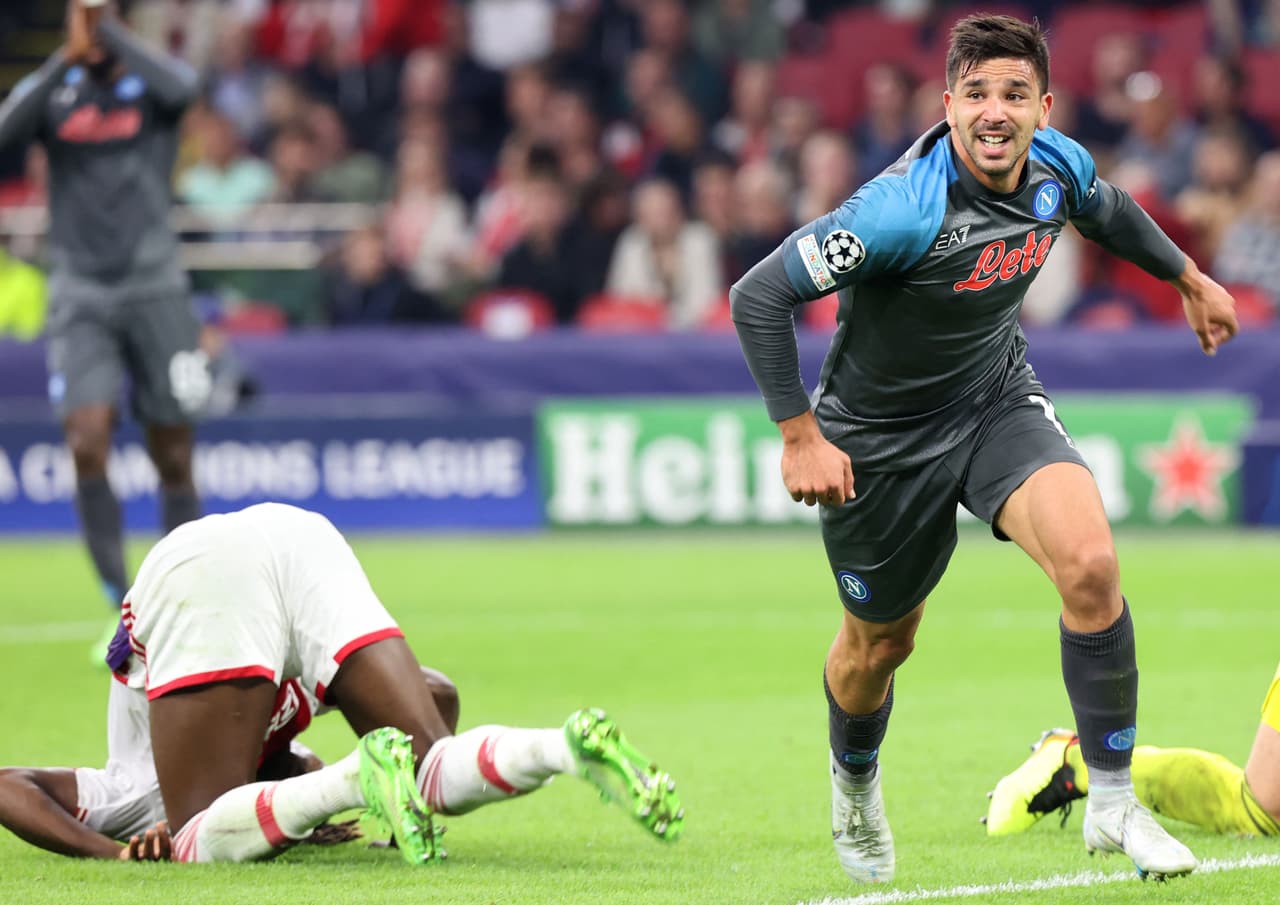 Napoli aplastó al Ajax a domicilio y lleva paso perfecto en la Champions League.
