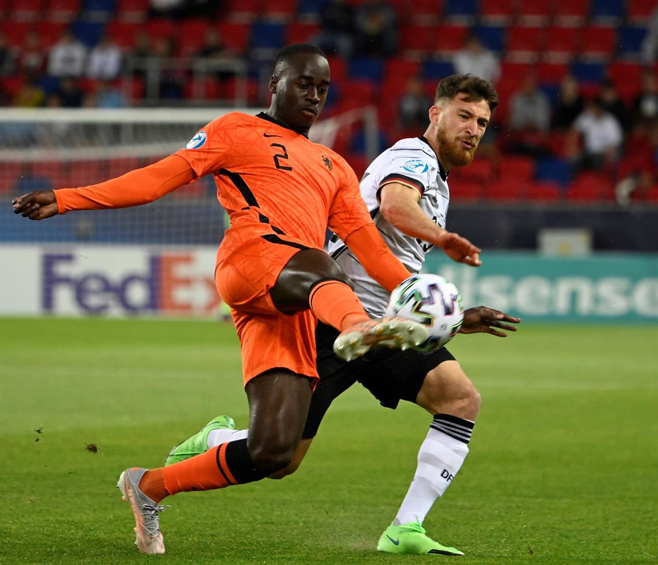 Alemania se impone a Holanda 2-1 durante la Semifinal de la Eurocopa Sub-21 y pasa a la final. Florian Wirtz, con doblete, le daba la ventaja a la escuadara alemana a escasos minutos de haber empezado el encuentro. Fue hasta la segunda mitad que la 'Naranja Mecánica' anotó gol por parte de Perr Schuurs sin lograr el empate.