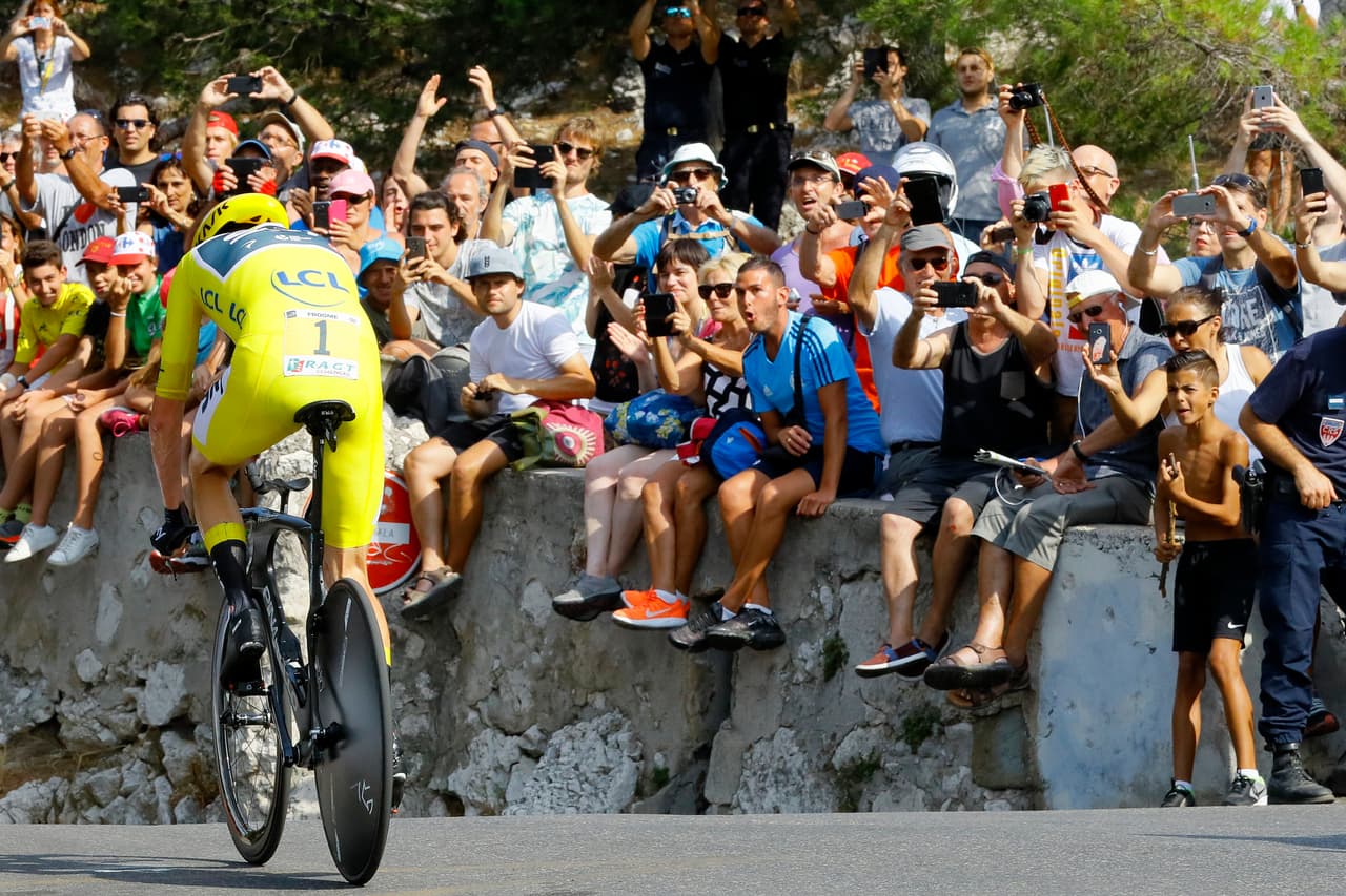 Los franceses reconocen en el británico Froome al máximo dominante de la competencia y no dudan en expresarle todo su cariño.
