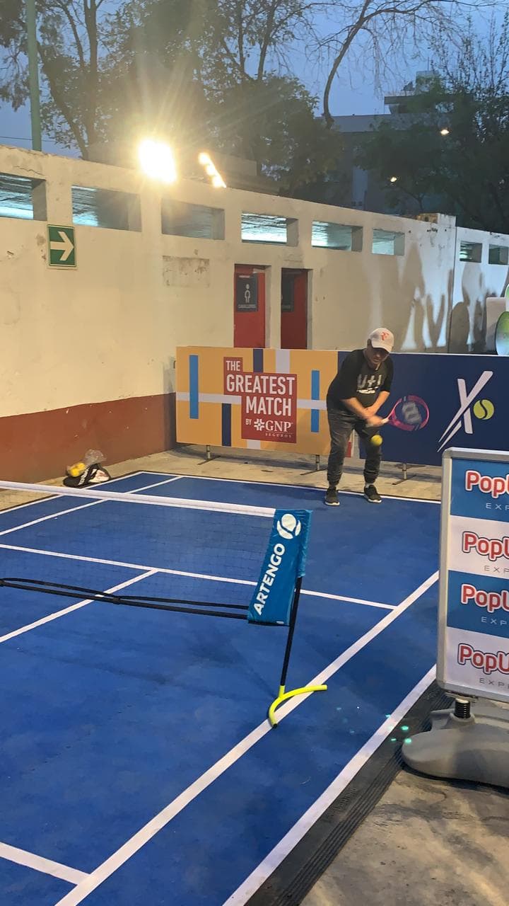 Hay de todo y para todos en las inmediaciones de la Monumental: chistorra, paella, juegos, souvenirs... ¡el ambiente es insuperable!