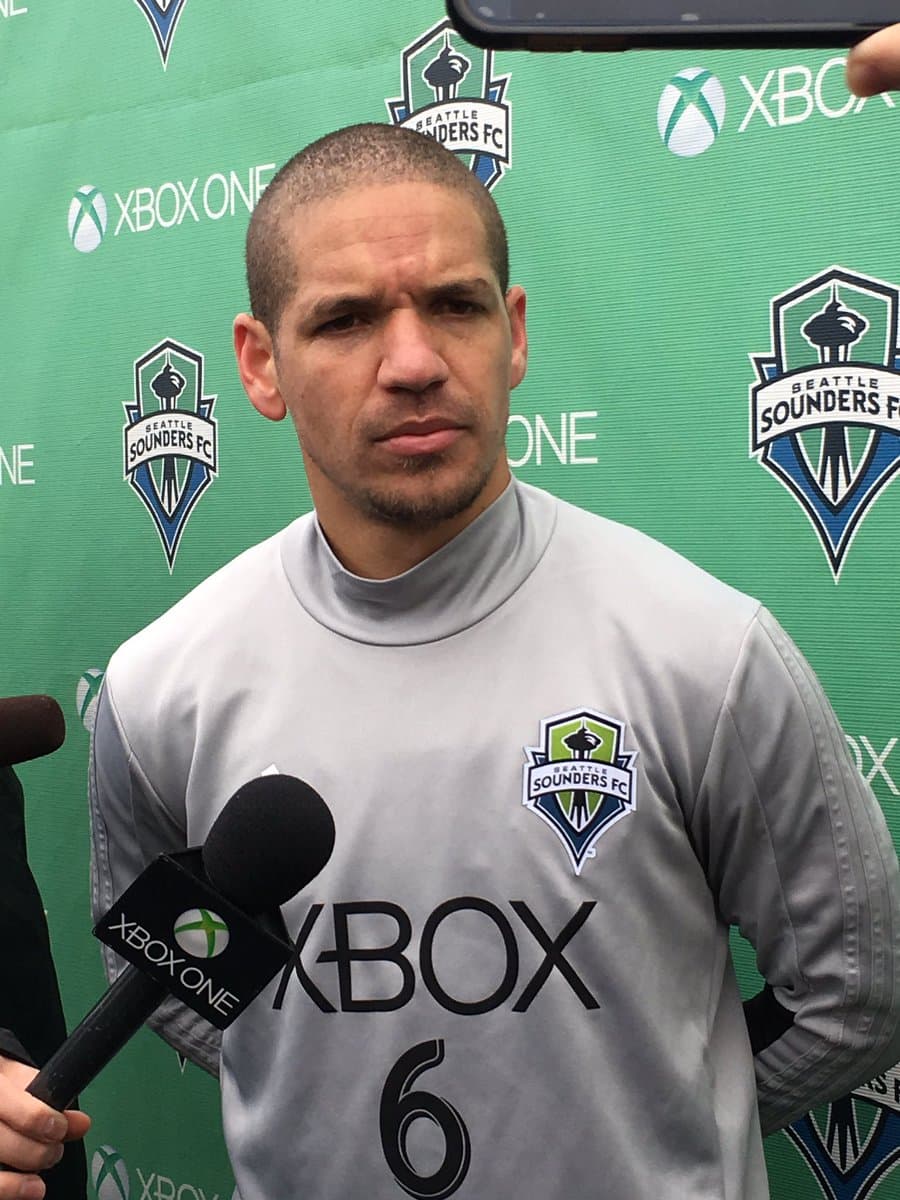 Osvaldo Alonso después de la práctica siendo interrogado sobre la encuesta anónima a jugadores de la MLS que lo tildaron como el "jugador más sucio".