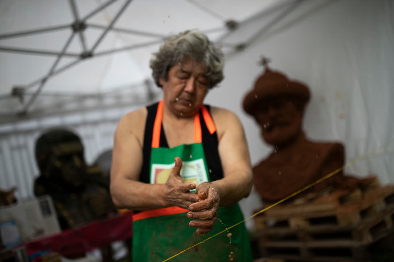 Por su parte, Azamat es una artista que desarrolla esculturas en barro en Ramenskoye, en las afueras de Moscú. Un arte para aplaudir.