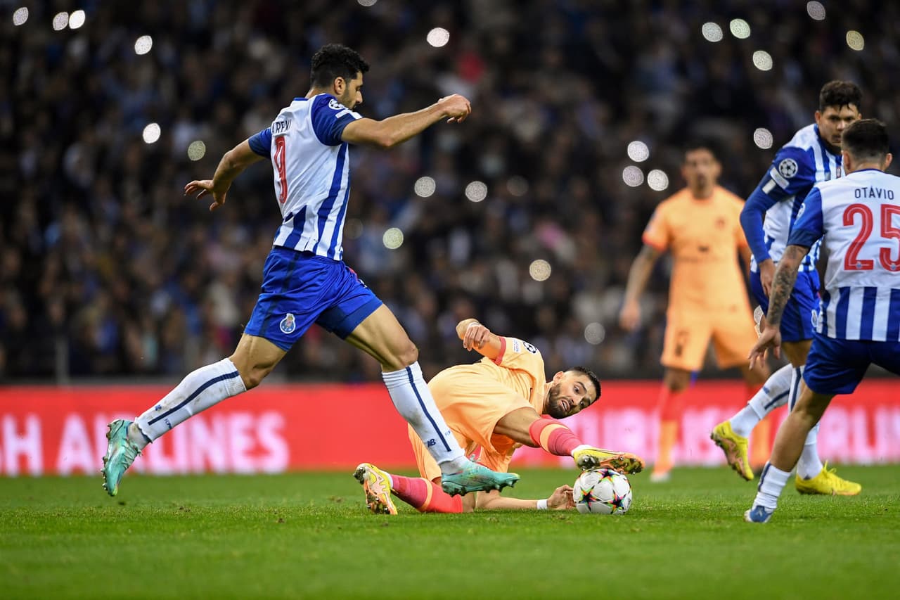 Atlético de Madrid cayó en su visita ante Porto por 2-1 y el Bayer Leverkusen empató de local ante Brujas con un 0-0 para clasificarse los de la Bundesliga a Europa League y eliminar a los españoles.
