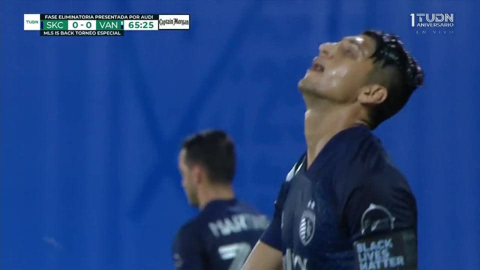 Tiro desviado de Alan Pulido