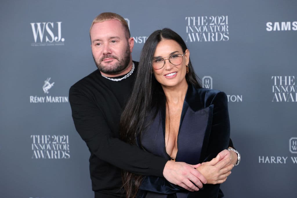 Jones, se inspira en el mundo más allá de la pasarela, trayendo al gigante de la moda urbana Supreme a Louis Vuitton en 2017; hoy colabora con ‘Skims for Fendi’.