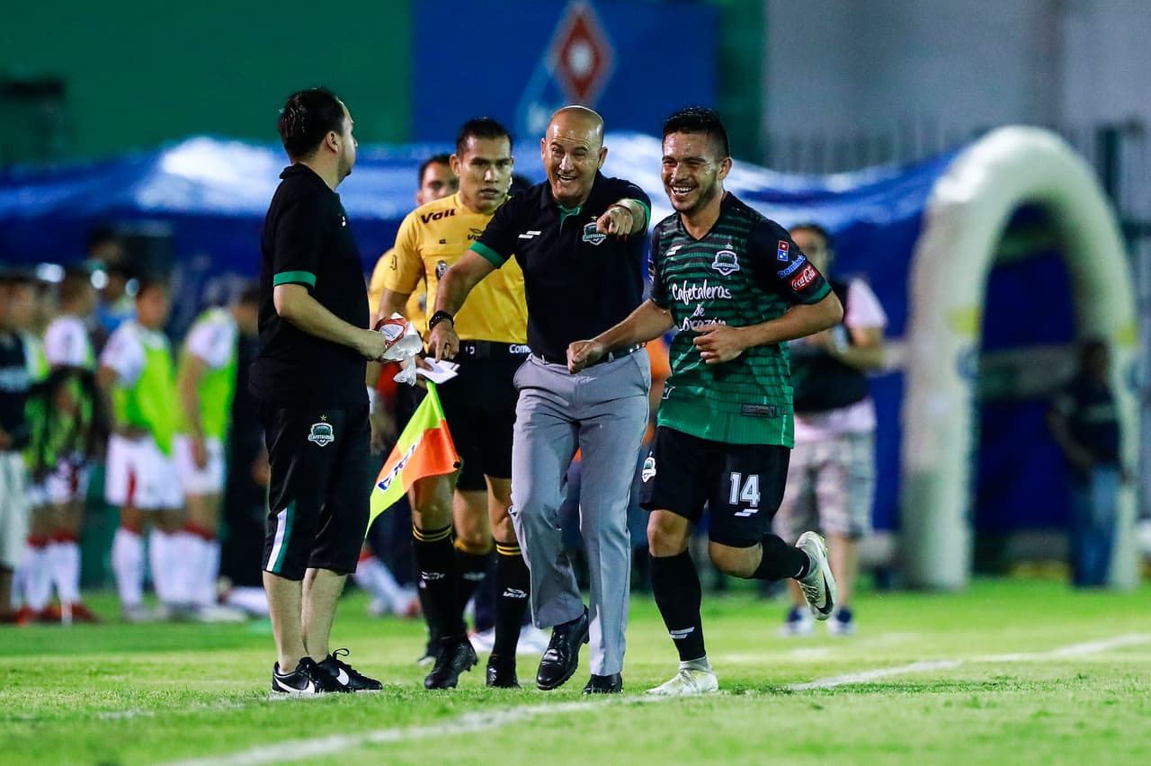 Inclusive el festejo se extendió hasta los dominios de Luis Fernando Soto, el entrenador de Cafetaleros, para festejar que se iban conventaja de 1-0 al descanso.