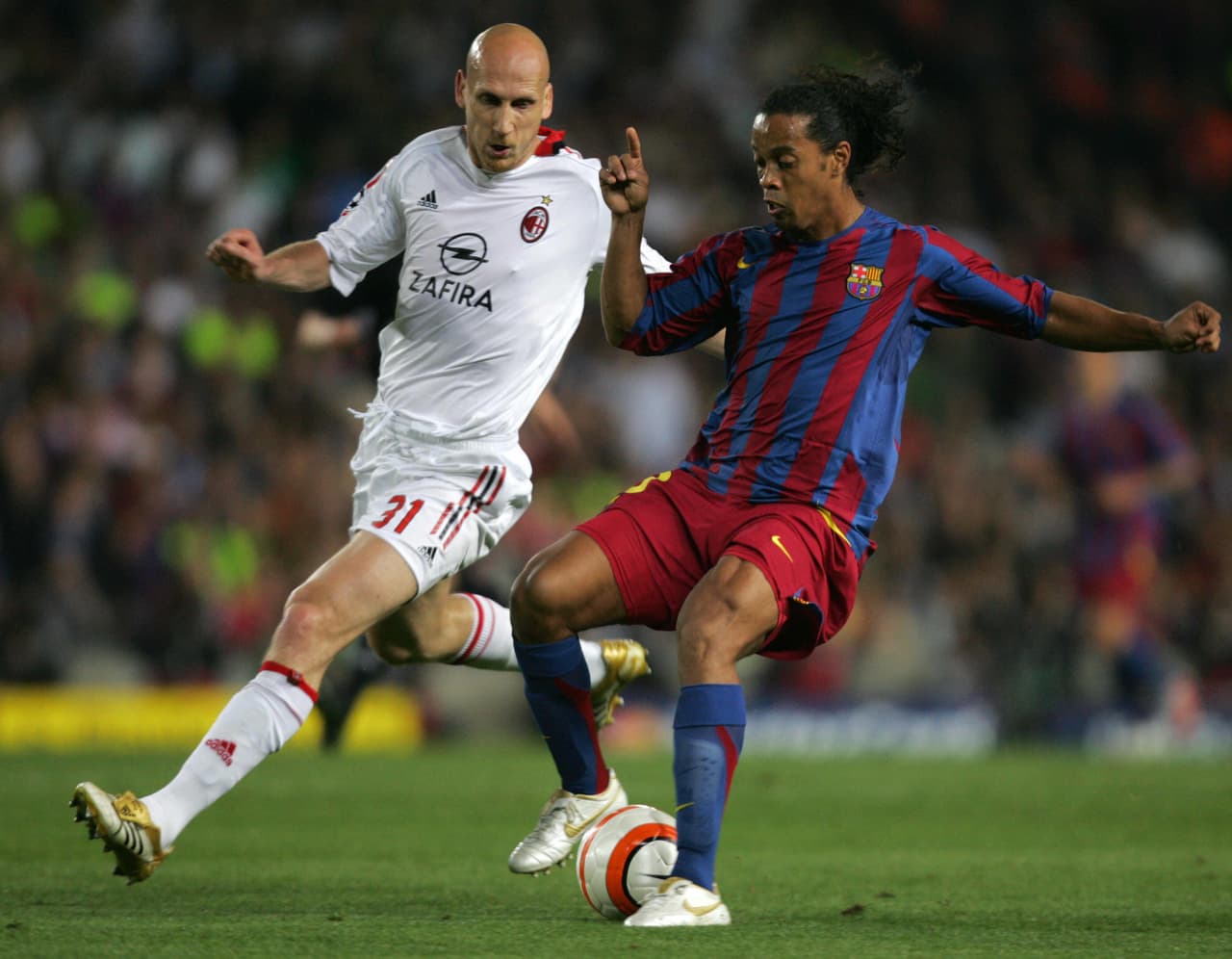 La única semifinal a favor de los españoles fue en el 2005-2006 cuando el Barcelona derrotó por la mínima como visitante al Milán y al final con ese gol se llevaron la eliminatoria.