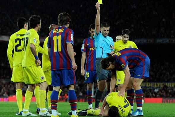 Una patada de impotencia de Ibrahimovic le hizo ver la tarjeta amarilla.