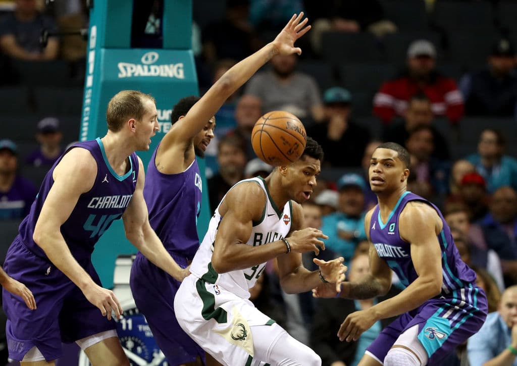<b>Milwaukee 107-110 Charlotte</b>. Kemba Walker y Jeremy Lamb aportaron 21 puntos cada uno para el triunfo de Hornets (10-10) en casa ante los Bucks (14-6), por quienes brilló Giannis con 20 tantos.