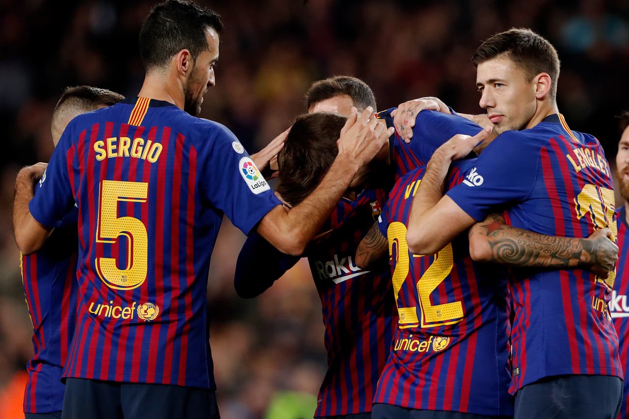Clement Lenglet y Philippe Coutinho celebran un gol del Barcelona en la Liga junto a Sergio Busquets y Arturo Vidal.