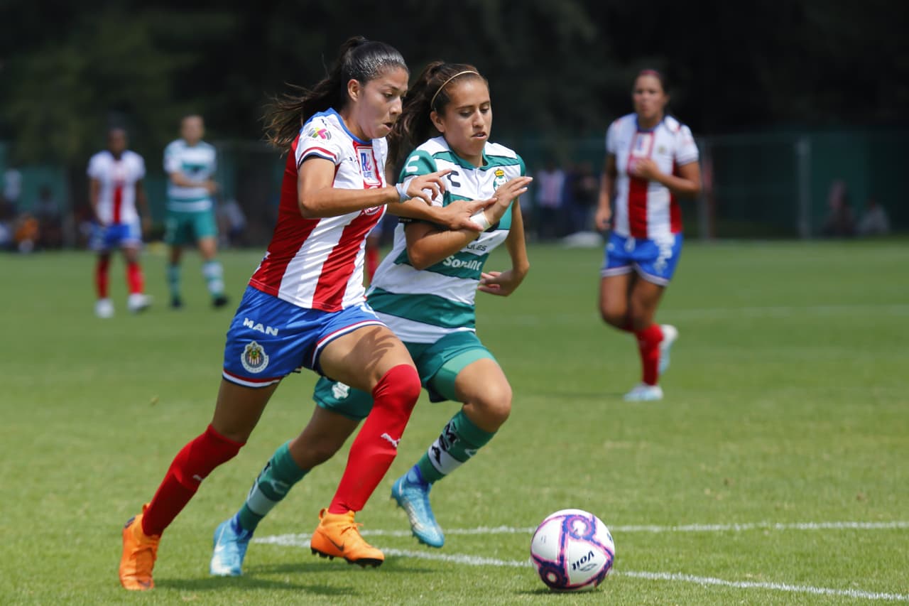 Con hat-trick de Estela Gómez, las de Torreón vencieron a las Chivas en Guadalajara 2-3; Dania Pérez y María Guadalupe Velázquez descontaron por las locales.