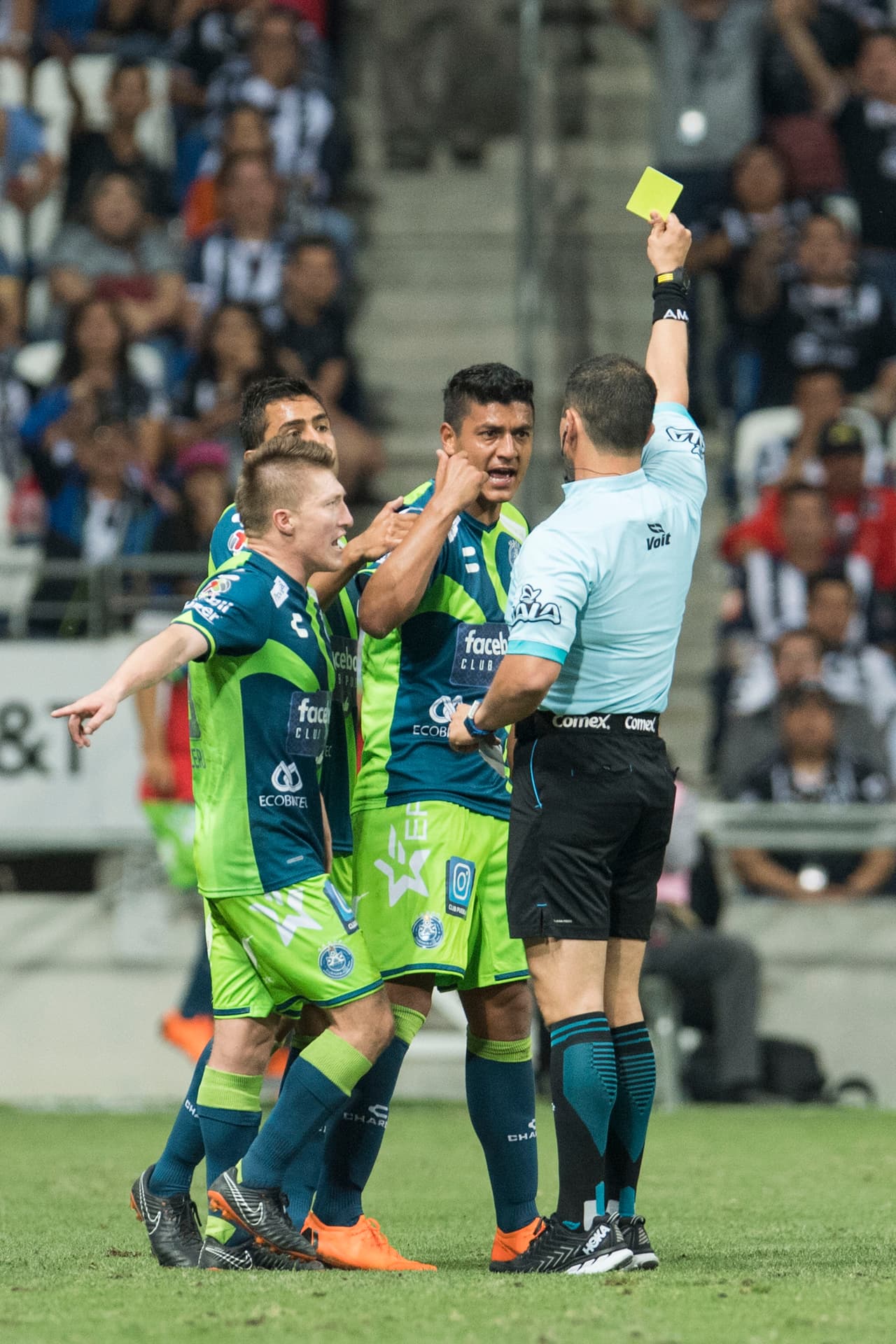 Luis Gerardo Venegas, quien marcó el segundo tanto para los poblanos al minuto 45, vio la tarjeta amarilla al iniciar la segunda mitad.