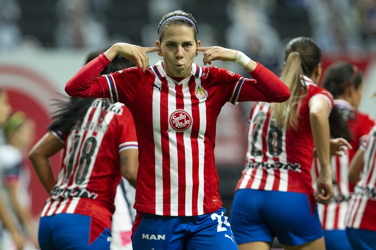 Alicia Cervantes de Chivas celebrando