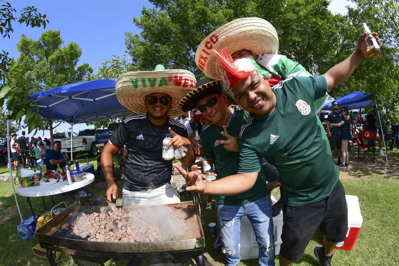 Los fanáticos mexicanos colmaron los alrededores del AT&T Stadium de Arlington, Texas, antes del juego amistoso del Tri contra Ecuador.