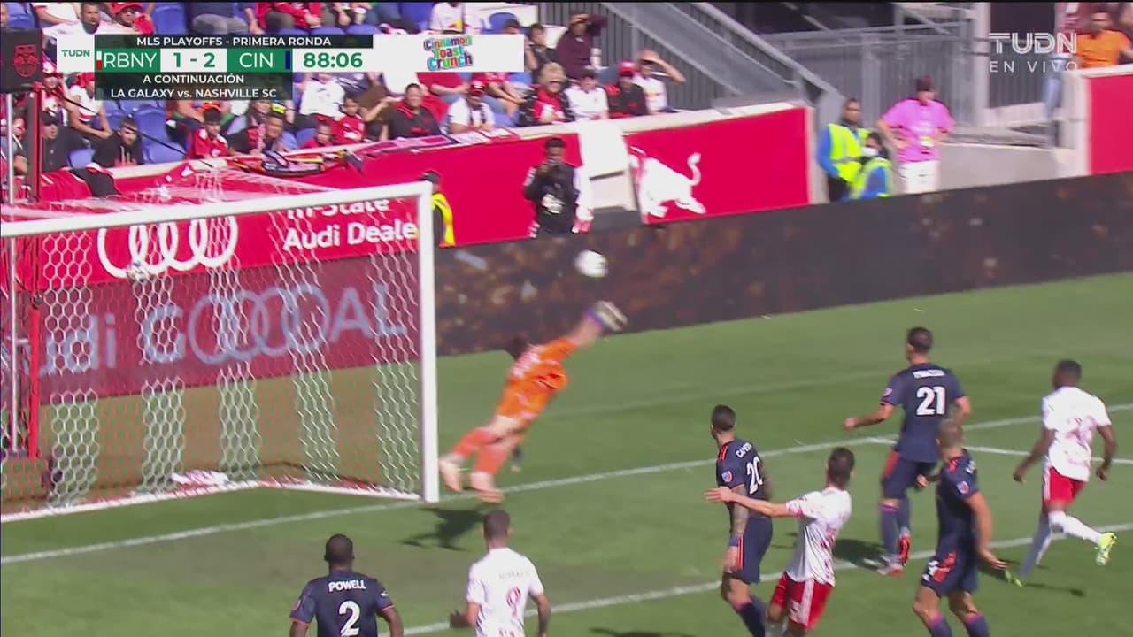 ¡Milagorsa atajada! Celentano vuela para evitar el gol del empate