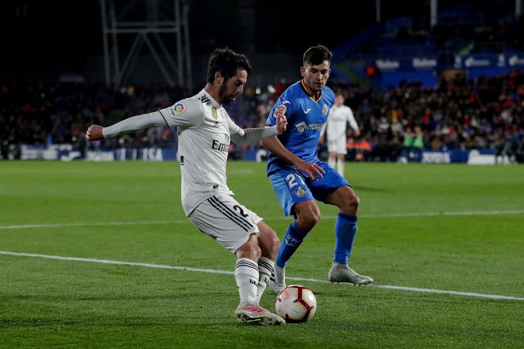 Francisco Román Alarcón, mejor conocido como Isco (izq) intentaba meter un centro al área del Getafe en uno más de los intentos del Real Madrid por alterar el marcador.