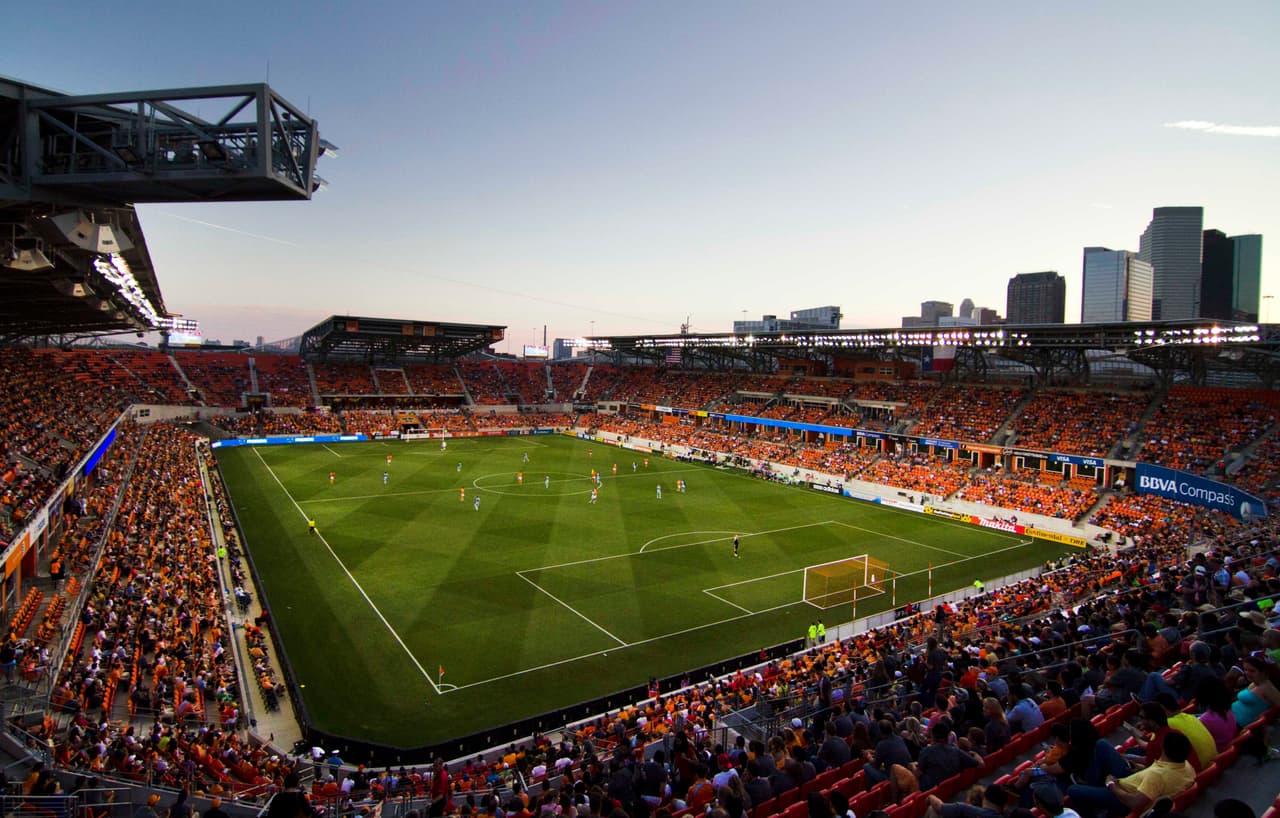 Houston Dynamo - BBVA Compass Stadium: Fue inaugurado el 12 de mayo de 2012 y cuenta con capacidad para 22.000 aficionados. Se destaca por su excelente visibilidad desde cualquier punto del estadio y por sus césped. El costo de construcción fue de $95 millones, con financiación mixta.
