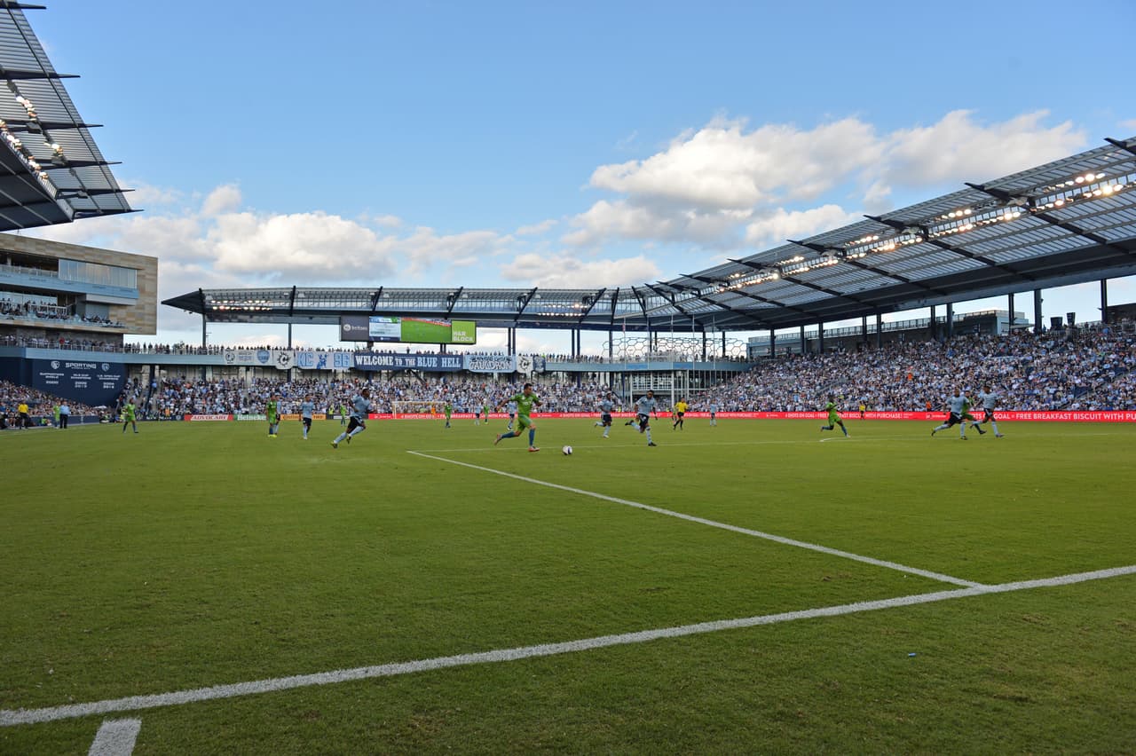 Sporting Kansas City - Children's Mercy Park: Es uno de los estadios más tecnológicos de Estados Unidos y centra la experiencia para los aficionados con conexión WiFi, espacios temáticos, un canal de TV por IP y hasta una plataforma de afinidad a los miembros. El estadio costó $200 millones y fue financiado por privados y múltiples entidades gubernamentales. "El Infierno Azul" fue inaugurado en 2011 y tiene capacidad para 18.500 hinchas.