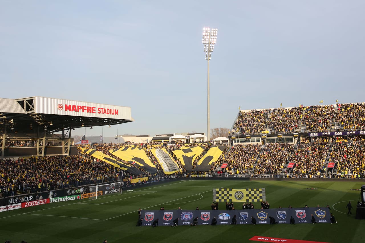 Columbus Crew - MAPFRE Stadium: Fue el primer estadio 100% construido para fútbol, en 1999. Su campo de juego fue galardonado como el mejor de la liga y frecuentemente sus hinchas llenan las 20.145 localidades. El proyecto fue financiado 100% por el Hunt Sport Group y la inversión fue de $31 millones.