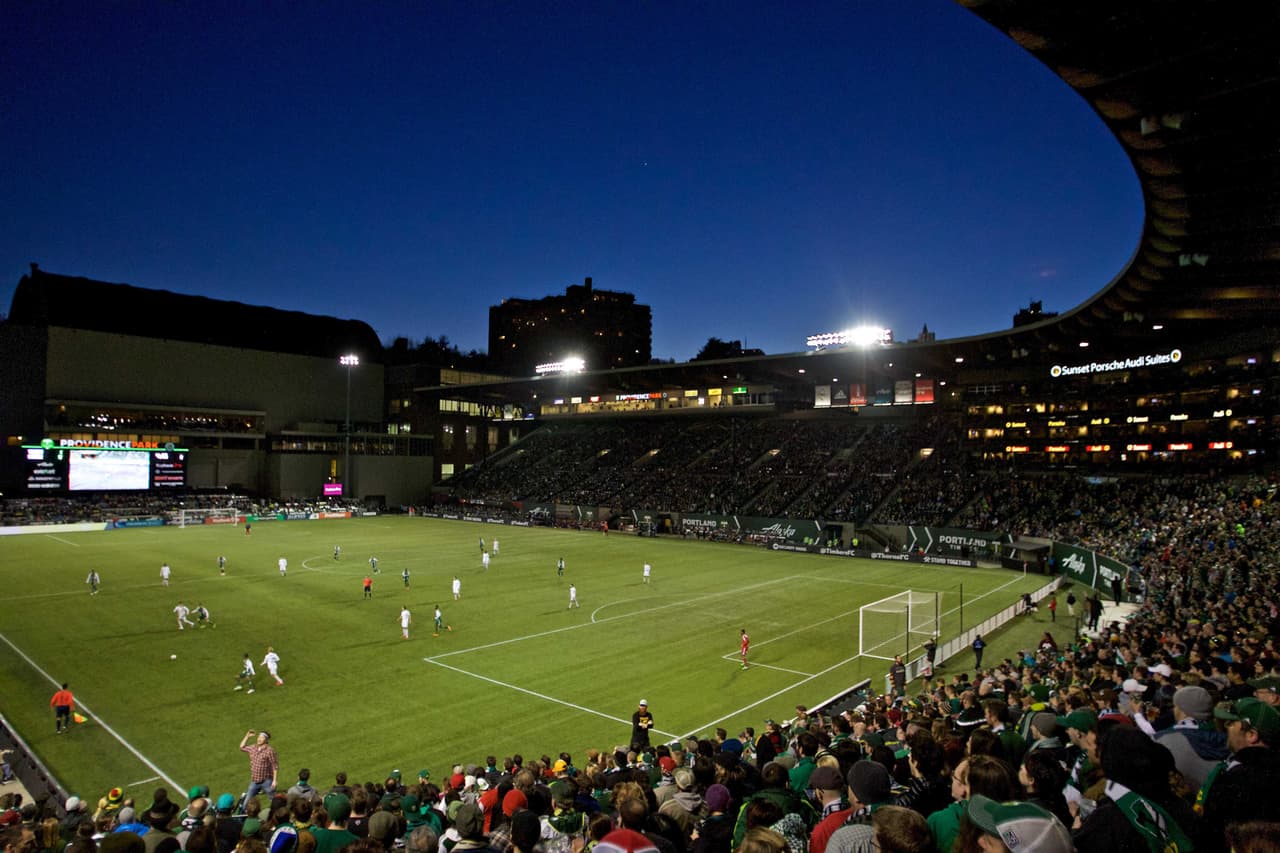 Portland Timbers - Providence Park: Los campeones tienen una de las casas más antiguas de la MLS. El estadio fue construido en 1926, pero quedó en óptimas condiciones para cuando el equipo debutó en la MLS, el 14 de abril de 2011. Las renovaciones costaron $31 millones e incluyen césped artificial de última tecnología. Vivir un partido en Providence Park es una experiencia única.