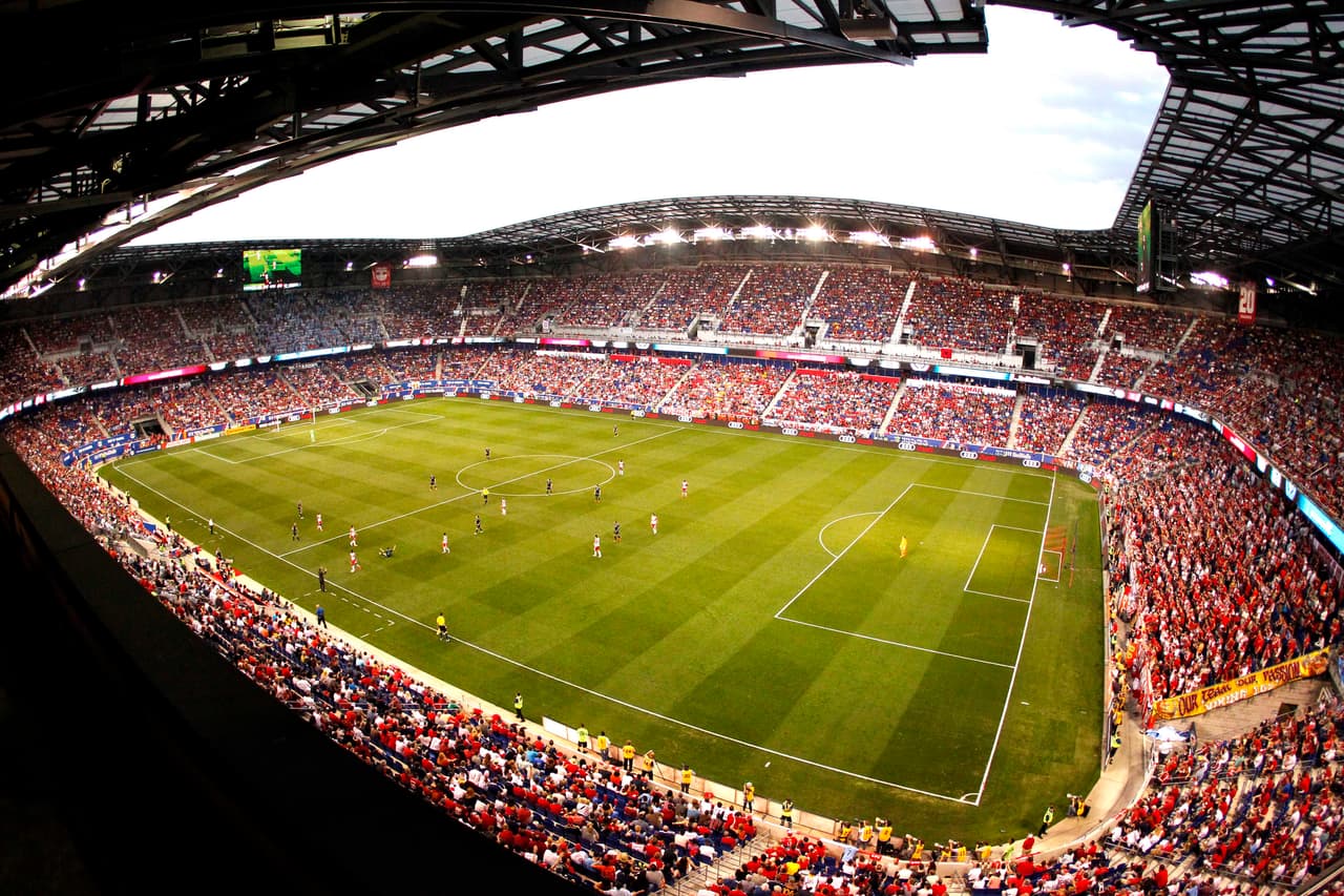 New York Red Bull - Red Bull Arena. El equipo de Nueva York tiene su casa en Harrison, Nueva Jersey. Ahí se levantó en 2010 un moderno estadio para 25 mil aficionados, donde el campo de juego es de césped natural. El costo total fue de $200 millones.